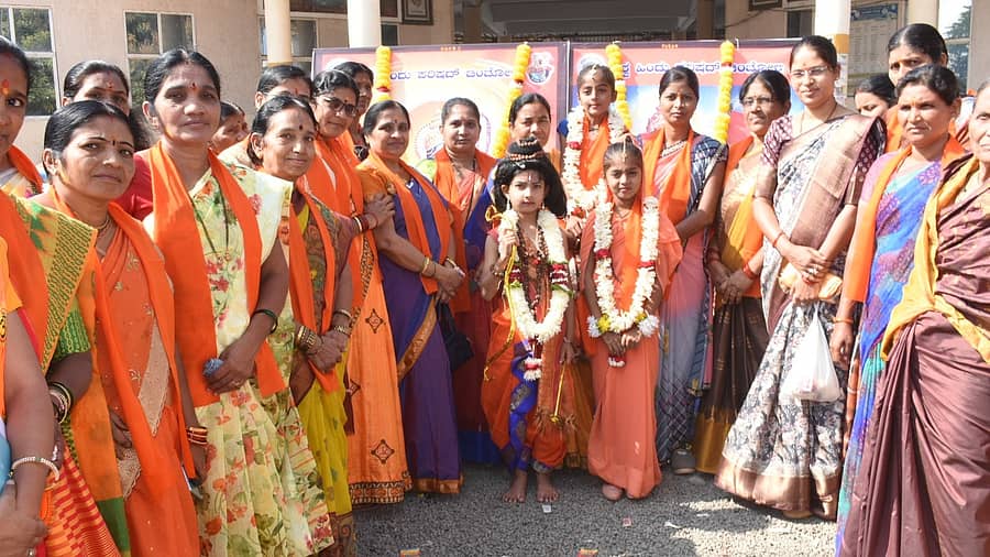 ಚಿಂಚೋಳಿಯಲ್ಲಿ ಶ್ರೀರಾಮ ಮಂತ್ರಾಕ್ಷತೆ ಮೆರವಣಿಗೆ ಪ್ರಯುಕ್ತ ಹಮ್ಮಿಕೊಂಡ ಶೋಭಾಯಾತ್ರೆಯಲ್ಲಿ ರಾಮ–ಸೀತೆ ವೇಷಧಾರಿ ಮಕ್ಕಳೊಂದಿಗೆ ಮಹಿಳೆಯರು ಗಮನ ಸೆಳೆದರು