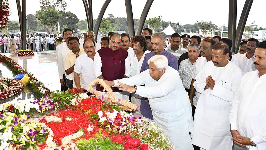 <div class="paragraphs"><p>ಸೊರಬದ ಬಂಗಾರಧಾಮದಲ್ಲಿ ಮಂಗಳವಾರ ನಡೆದ ಕಾರ್ಯಕ್ರಮದಲ್ಲಿ ಮಾಜಿ ಮುಖ್ಯಮಂತ್ರಿ ಎಸ್.ಬಂಗಾರಪ್ಪ ಅವರ ಸಮಾಧಿಗೆ ಸಚಿವ ಎಚ್.ಕೆ.ಪಾಟೀಲ ಪುಷ್ಪ ಸಮರ್ಪಿಸಿದರು.</p></div>