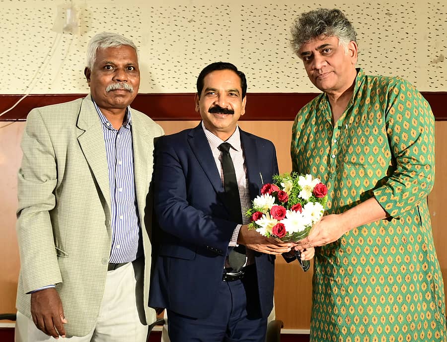 <div class="paragraphs"><p>ಬೆಂಗಳೂರು ನಗರ ವಿಶ್ವವಿದ್ಯಾಲಯದಲ್ಲಿ ಶುಕ್ರವಾರ ಆಯೋಜಿಸಿದ್ದ ಸಂವಾದದಲ್ಲಿ ಆಮ್ನೆಸ್ಟಿ ಇಂಟರ್ನ್ಯಾಷನಲ್ ಇಂಡಿಯಾದ ಮಂಡಳಿ ವಕ್ತಾರ ಆಕಾರ್ ಪಟೇಲ್ (ಎಡದಿಂದ ಮೂರನೆಯವರು) ಅವರನ್ನು ವಿಶ್ವವಿದ್ಯಾಲಯದ ಕುಲಪತಿ ಲಿಂಗರಾಜ ಗಾಂಧಿ ಸ್ವಾಗತಿಸಿದರು.</p></div>