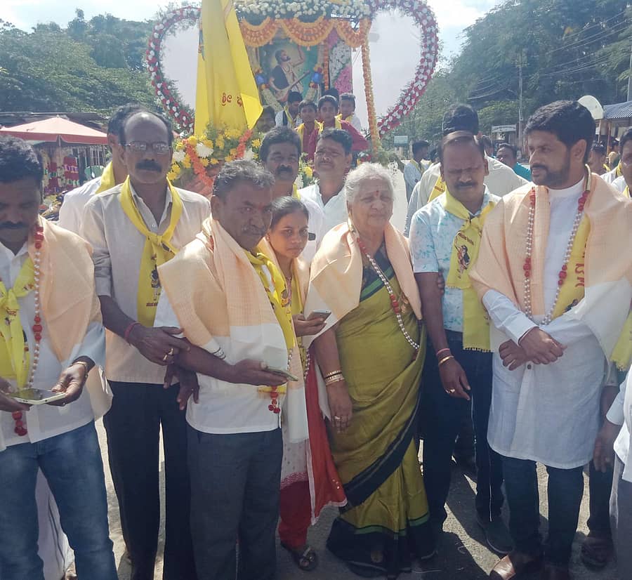 ಕನಕದಾಸ ಜಯಂತಿ ಪ್ರಯಕ್ತ ಬುಧವಾರ ಹಳೇಬೀಡಿನಲ್ಲಿ ನಡೆದ ಮೆರವಣಿಗೆಗೆ ಗಣ್ಯರು ಚಾಲನೆ ನೀಡಿದರು. ಜಿಲ್ಲಾ ಪಂಚಾಯಿತಿ ಮಾಜಿ ಅಧ್ಯಕ್ಷೆ ಹೇಮಾವತಿ ಮಂಜುನಾಥ್, ಕುರುಬ ಸಮಾಜದ ಜಿಲ್ಲಾ ಪ್ರಧಾನ ಕಾರ್ಯದರ್ಶಿ ರಂಗನಾಥ, ಜಿಲ್ಲಾ ನಿರ್ದೇಶಕ ಸಂತೋಷ್.ಬಿ.ಎಂ ಭಾಗವಹಿಸಿದ್ದರು