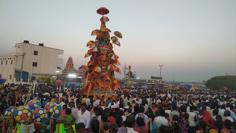 ವಾಡಿ ಸಮೀಪದ ಕೊಂಚೂರು ಹನುಮಾನ ದೇವಸ್ಥಾನ ರಥೋತ್ಸವ ಮಂಗಳವಾರ ಸಾವಿರಾರು ಭಕ್ತರ ಮಧ್ಯೆ ಅದ್ದೂರಿಯಾಗಿ ನಡೆಯಿತು