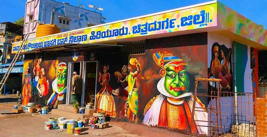 ಹಿರಿಯೂರಿನ ಖಾಸಗಿ ಬಸ್ ನಿಲ್ದಾಣದ ಆವರಣದಲ್ಲಿ ನಗರಸಭೆಯಿಂದ ನಿರ್ಮಾಣವಾಗುತ್ತಿರುವ ಸಾರ್ವಜನಿಕ ಶೌಚಾಲಯ ವರ್ಣಚಿತ್ರಗಳಿಂದ ಗಮನ ಸೆಳೆಯುತ್ತಿದೆ