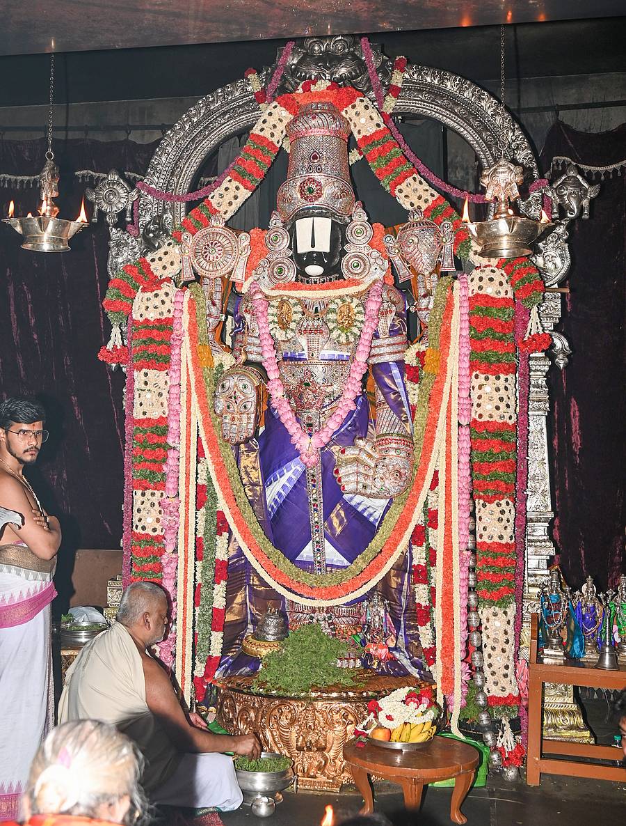 ಜೆ.ಪಿ. ನಗರದ 9ನೇ ಅಡ್ಡರಸ್ತೆಯಲ್ಲಿರುವ ತಿರುಮಲಗಿರಿ ಲಕ್ಷ್ಮೀ ವೆಂಕಟೇಶ್ವರ ಸ್ವಾಮಿ ದೇವಸ್ಥಾನದಲ್ಲಿ ವೆಂಕಟೇಶ್ವರ ದೇವರಿಗೆ ವಿಶೇಷ ಅಲಂಕಾರ ಮಾಡಿ ಪೂಜೆ ಸಲ್ಲಿಸಲಾಯಿತು. –ಪ್ರಜಾವಾಣಿ ಚಿತ್ರ