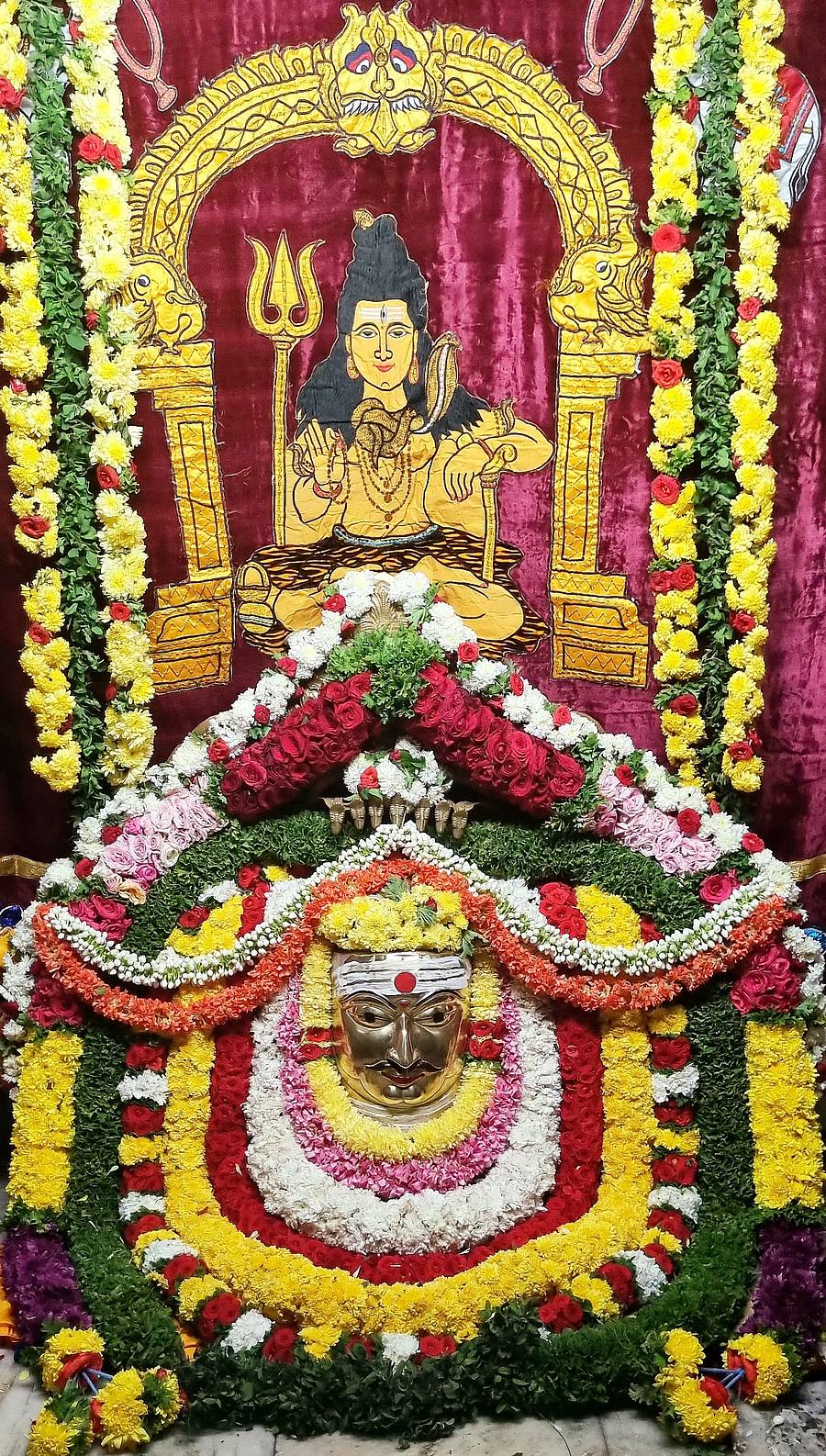 ಮುಳಬಾಗಿಲು ನಗರದ ಪ್ರಸನ್ನ ಸೋಮೇಶ್ವರ ದೇವಾಲಯದಲ್ಲಿ ದೇವರನ್ನು ವಿಶೇಷವಾಗಿ ಅಲಂಕಾರ ಮಾಡಲಾಗಿತ್ತು