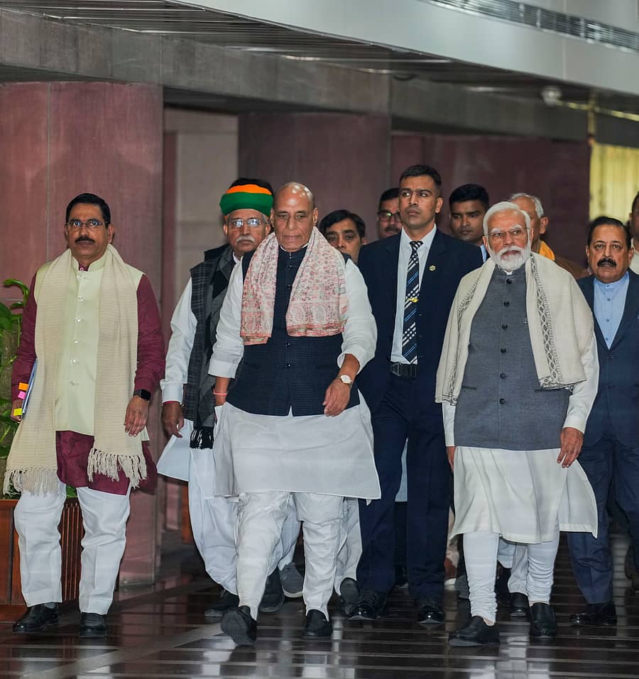 
ಬಿಜೆಪಿ ಸಂಸದೀಯ ಪಕ್ಷದ ಸಭೆಯು ದೆಹಲಿಯಲ್ಲಿ ಮಂಗಳವಾರ ನಡೆದ ಬಳಿಕ ಪ್ರಧಾನಿ ನರೇಂದ್ರ ಮೋದಿ, ರಕ್ಷಣಾ ಸಚಿವ ರಾಜನಾಥ ಸಿಂಗ್‌, ಸಂಸದೀಯ ವ್ಯವಹಾರಗಳ ಸಚಿವ ಪ್ರಲ್ಹಾದ ಜೋಶಿ ಮತ್ತಿತರರು ಹೀಗೆ ಕಾಣಿಸಿಕೊಂಡರು     –ಪಿಟಿಐ ಚಿತ್ರ