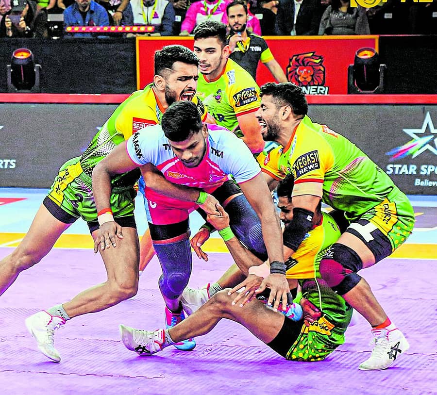 <div class="paragraphs"><p>ಜೈಪುರ ಪಿಂಕ್ ಪ್ಯಾಂಥರ್ಸ್ ಮತ್ತು ಪಟ್ನಾ ಪೈರೇಟ್ಸ್ ತಂಡಗಳ ನಡುವೆ ಹಣಾಹಣಿ</p></div>