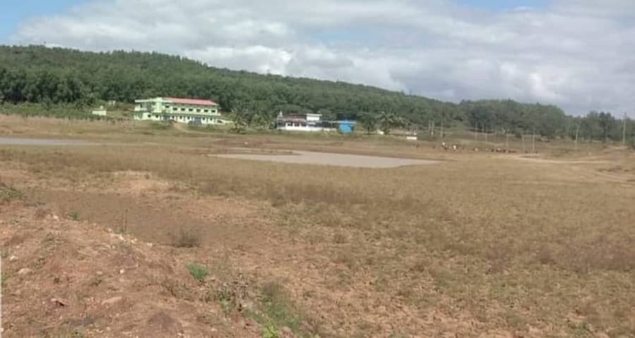 ಶಿರಾಳಕೊಪ್ಪ ಹತ್ತಿರದ ಬಸವನಂದಿಹಳ್ಳಿ ಕೆರೆಯು ಮೀನು ಮರಿ ಬಿಡುವ ಸಮಯದಲ್ಲಿ ನೀರಿಲ್ಲದೆ ಬತ್ತಿರುವುದು