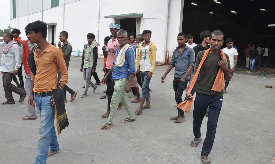 ವಿಜಯಪುರದ ಅಲಿಯಾಬಾದ್ನ ಕೈಗಾರಿಕಾ ಪ್ರದೇಶದ ಗೋದಾಮು ಬಳಿ ಬಿಹಾರದ ಕೂಲಿ ಕಾರ್ಮಿಕರು
–ಪ್ರಜಾವಾಣಿ ಚಿತ್ರ: ಸಂಜೀವ ಅಕ್ಕಿ