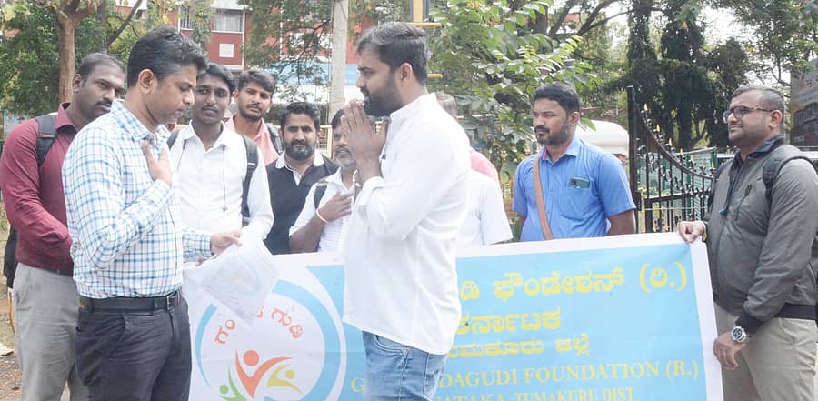 ತುಮಕೂರು ಜಿಲ್ಲಾಧಿಕಾರಿ ಕಚೇರಿ ಮುಂಭಾಗ ಸೋಮವಾರ ಅರ್ಜುನ ಆನೆ ಸಾವಿನ ಪ್ರಕರಣದ ಕುರಿತು ಸಮಗ್ರ ತನಿಖೆ ನಡೆಸುವಂತೆ ಆಗ್ರಹಿಸಿ ಗಂಧದಗುಡಿ ಫೌಂಡೇಶನ್ ವತಿಯಿಂದ ಉಪವಿಭಾಗಾಧಿಕಾರಿ ಗೌರವ್ಕುಮಾರ್ ಶೆಟ್ಟಿ ಅವರಿಗೆ ಮನವಿ ಸಲ್ಲಿಸಲಾಯಿತು