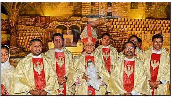 <div class="paragraphs"><p>ಭಾನುವಾರ ರಾತ್ರಿ ಬರ್ನಾಡ್ ಮೋರಸ್ ಅವರು ಬಾಲ ಯೇಸುವನ್ನು ಗೋದಲಿಯತ್ತ ಕರೆದೊಯ್ದ ಕ್ಷಣ </p></div>