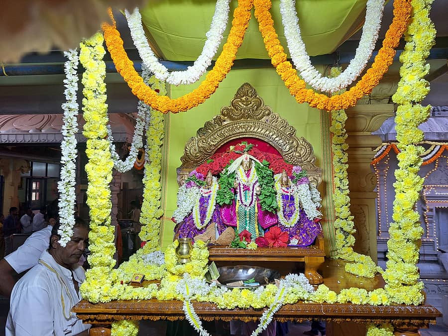 ವೈಕುಂಠ ಏಕಾದಶಿ ಅಂಗವಾಗಿ ಭಟ್ಕಳದ ವೆಂಕಟರಮಣ ದೇವಸ್ಥಾನದಲ್ಲಿ ದೇವರ ಉತ್ಸವ ಮೂರ್ತಿಗೆ ವಿಶೇಷ ಅಲಂಕಾರ ಮಾಡಲಾಗಿತ್ತು