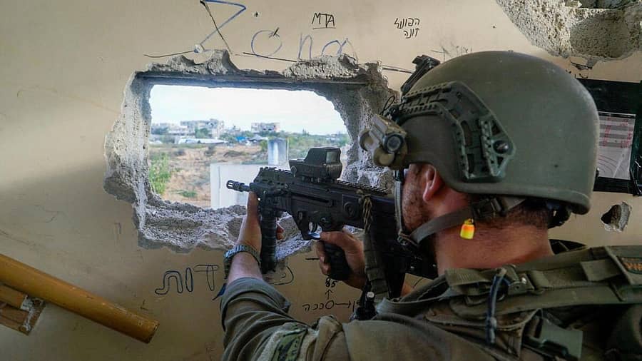 <div class="paragraphs"><p>ಕದನ ವಿರಾಮ ಅಂತ್ಯಗೊಂಡ ಬೆನ್ನಲೆ ಇಸ್ರೇಲಿ ಸೈನಿಕರು ಗಾಜಾ ಪಟ್ಟಿಯಲ್ಲಿ ದಾಳಿ ನಡೆಸಲು ಸಜ್ಜಾಗಿರುವುದು</p></div>