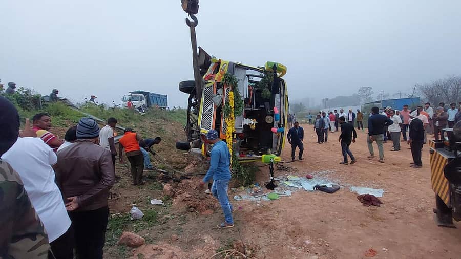 ಆನೇಕಲ್ ತಾಲ್ಲೂಕಿನ ಬಿದರಗುಪ್ಪೆ ಕೆರೆಯ ಸಮೀಪದಲ್ಲಿ ಚಾಲಕನ ಆಯ ತಪ್ಪಿ ಕೆಳಗೆ ಬಿದ್ದಿರುವುದು