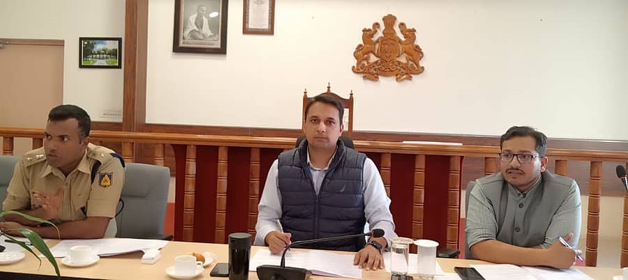 ಜನವರಿಯಲ್ಲಿ ಕೊಡಗಿನಲ್ಲಿ ನಡೆಯಲಿರುವ ರಾಷ್ಟ್ರಮಟ್ಟದ ಹಾಕಿ ಪಂದ್ಯಾವಳಿ ಕುರಿತು ಮಡಿಕೇರಿಯಲ್ಲಿ ನಡೆದ ಪೂರ್ವಭಾವಿ ಸಭೆಯಲ್ಲಿ ಜಿಲ್ಲಾ ಪೊಲೀಸ್ ವರಿಷ್ಠಾಧಿಕಾರಿ ಕೆ.ರಾಮರಾಜನ್, ಜಿಲ್ಲಾಧಿಕಾರಿ ವೆಂಕಟ್ರಾಜಾ ಹಾಗೂ ಜಿಲ್ಲಾ ಪಂಚಾಯಿತಿ ಮುಖ್ಯ ಕಾರ್ಯ ನಿರ್ವಹಣಾಧಿಕಾರಿ ವರ್ಣಿತ್ ನೇಗಿ ಭಾಗವಹಿಸಿದ್ದರು