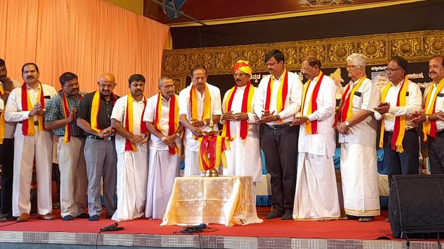 <div class="paragraphs"><p>ಮೂಲ್ಕಿ ತಾಲ್ಲೂಕಿನ ಪ್ರಥಮ ಕನ್ನಡ ಸಾಹಿತ್ಯ ಸಮ್ಮೇಳನವನ್ನು ಹರಿಕೃಷ್ಣ ಪುನರೂರು ಉದ್ಘಾಟಿಸಿದರು</p></div>