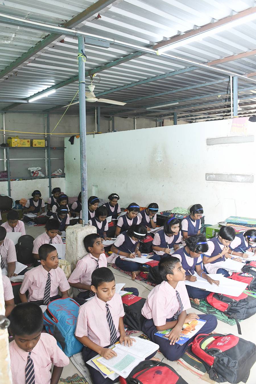 <div class="paragraphs"><p>ಧಾರವಾಡದ ಲಕುಮನಹಳ್ಳಿಯ ಅಟಲ್ ಬಿಹಾರಿ ವಾಜಪೇಯಿ ವಸತಿ ಶಾಲೆಯಲ್ಲಿ ವಸತಿ ಕೊಠಡಿಯಲ್ಲಿ ವಿದ್ಯಾರ್ಥಿಗಳಿಗೆ ತರಗತಿ ನಡೆಸುತ್ತಿರುವುದು </p></div>