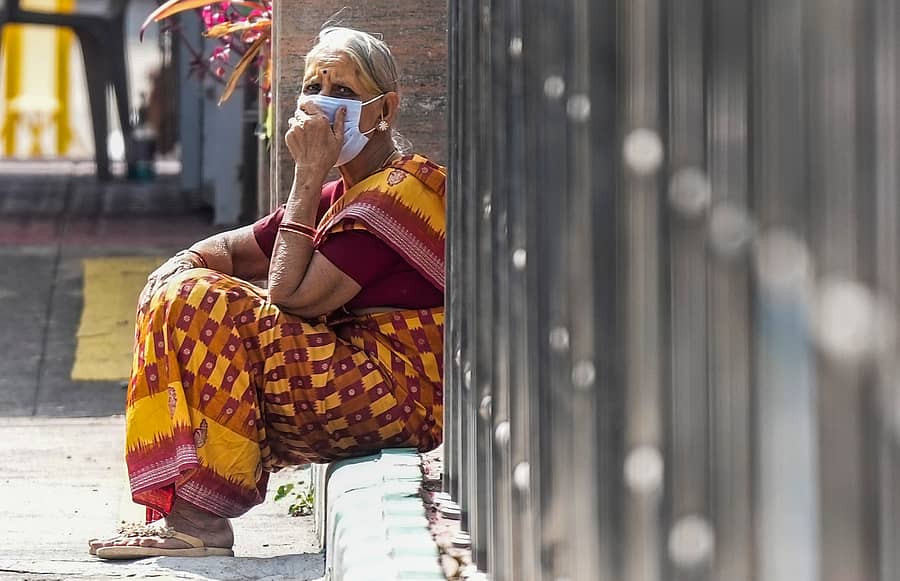 <div class="paragraphs"><p>ಬೆಂಗಳೂರಿನಲ್ಲಿ ಮಹಿಳೆಯೊಬ್ಬರು ಮುಖಕ್ಕೆ ಮಾಸ್ಕ್ ಧರಿಸಿ ಕುಳಿತಿದ್ದರು </p></div>