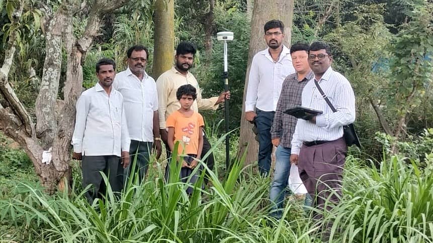 ರಾಮನಗರ ತಾಲ್ಲೂಕಿನ ಹಳ್ಳಿಮಾಳ ಗ್ರಾಮದಲ್ಲಿ ಸರ್ಕಾರಿ ಭೂಮಿ ಅಳತೆಯಲ್ಲಿ ನಿರತ ಭೂ ಮಾಪಕರು