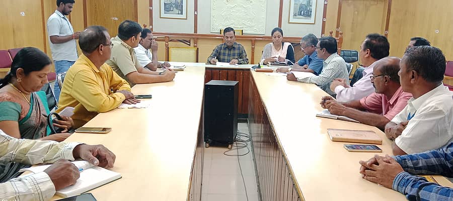 ರಾಯಚೂರು ಜಿಲ್ಲಾಧಿಕಾರಿ ಕಚೇರಿ ಸಭಾಂಗಣದಲ್ಲಿ ಸಹಕಾರ ಇಲಾಖೆಯ, ಸಹಾಕರ ಸಂಘಗಳ ನಿಬಂಧಕರ ಗ್ರೂಪ್-ಸಿ ಹುದ್ದೆಗಳಿಗೆ ನಡೆಯುವ ಸ್ಪರ್ಧಾತ್ಮಕ ಪರೀಕ್ಷೆ ಪೂರ್ವಭಾವಿ ಸಿದ್ಧತಾ ಸಭೆಯಲ್ಲಿ ಹೆಚ್ಚುವರಿ ಜಿಲ್ಲಾಧಿಕಾರಿ ಕೆ.ಆರ್ ದುರುಗೇಶ ಮಾತನಾಡಿದರು