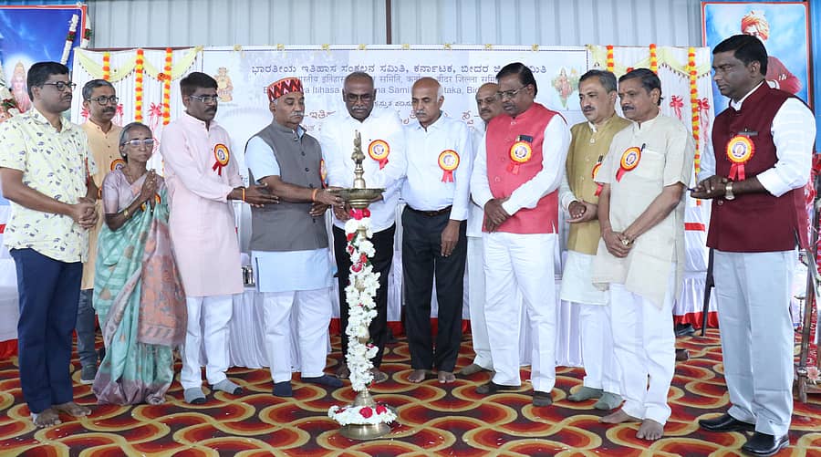 ಬೀದರ್‌ನಲ್ಲಿ ಏರ್ಪಡಿಸಿದ್ದ ಕಾರ್ಯಕ್ರಮವನ್ನು ಅಖಿಲ ಭಾರತೀಯ ಇತಿಹಾಸ ಸಂಕಲನ ಯೋಜನೆ ರಾಷ್ಟ್ರೀಯ ಸಂಘಟನಾ ಮಂತ್ರಿ ಬಾಲಮುಕುಂದ ಪಾಂಡೆ ಉದ್ಘಾಟಿಸಿದರು