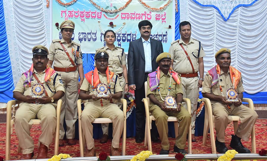 ದಾವಣಗೆರೆಯ ಶಿವ ಪಾರ್ವತಿ ಕಲ್ಯಾಣ ಮಂಟಪದಲ್ಲಿ ನಡೆದ ಅಖಿಲ ಭಾರತ ಗೃಹ ರಕ್ಷಕ ದಿನಾಚರಣೆ ಕಾರ್ಯಕ್ರಮದಲ್ಲಿ ನಿವೃತ್ತ ಗೃಹ ರಕ್ಷಕರು, 25 ವರ್ಷಕ್ಕೂ ಹೆಚ್ಚು ಸೇವೆ ಸಲ್ಲಿಸಿದವರು ಹಾಗೂ ಉತ್ತಮವಾಗಿ ಕಾರ್ಯ ನಿರ್ವಹಿಸಿದ ಗೃಹ ರಕ್ಷಕರನ್ನು ಸನ್ಮಾನಿಸಲಾಯಿತು