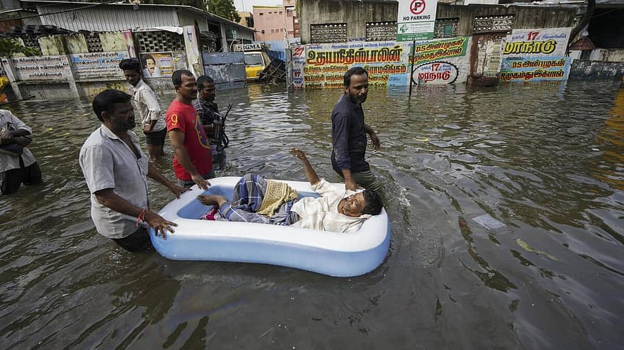 <div class="paragraphs"><p>ಚೆನ್ನೈನಲ್ಲಿ ಭಾರೀ ಮಳೆಯಿಂದ ರಸ್ತೆಗಳು ಜಲಾವೃತಗೊಂಡಿದ್ದು ಅನಾರೋಗ್ಯ ಪೀಡಿತ ವ್ಯಕ್ತಿಯನ್ನು ಜನರು ಸುರಕ್ಷಿತ ಸ್ಥಳಕ್ಕೆ ಕರೆದೊಯ್ದ ದೃಶ್ಯ</p></div>