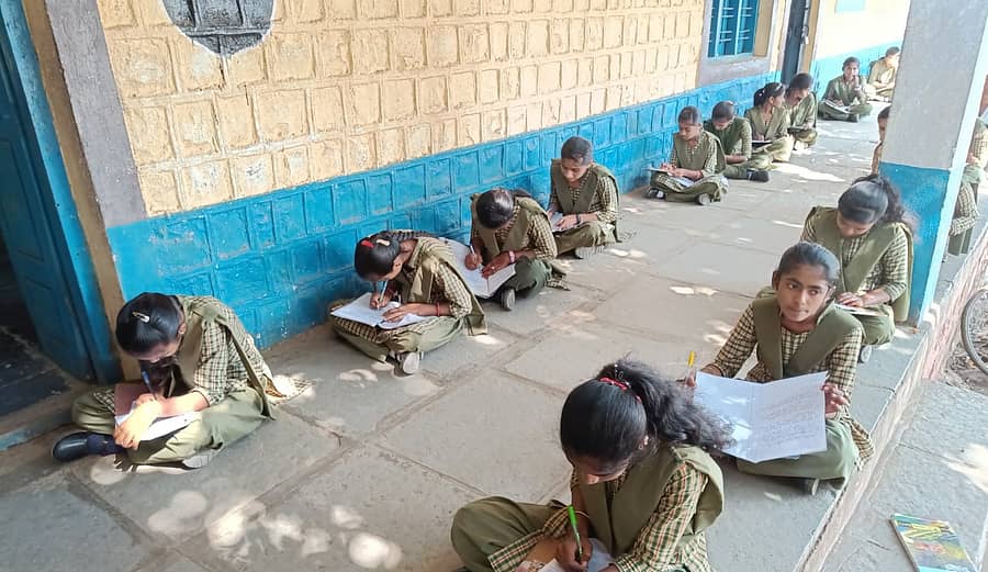 <div class="paragraphs"><p>ವಿದ್ಯಾರ್ಥಿನಿಯರು </p></div>