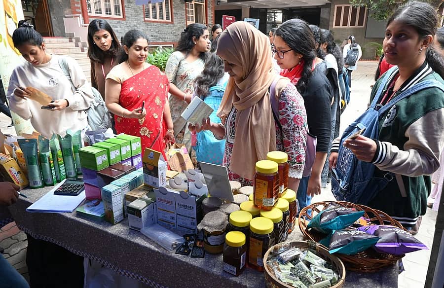 ‘ನನ್ನ ತಟ್ಟೆಯಲ್ಲಿ ಸಿರಿಧಾನ್ಯಗಳ ಪುನರುತ್ಥಾನ’ ಕಾರ್ಯಕ್ರಮದಲ್ಲಿ ಭಾಗವಹಿಸಿದ್ದ ವಿದ್ಯಾರ್ಥಿಗಳು ಸಿರಿಧಾನ್ಯ ಉತ್ಪನ್ನಗಳನ್ನು ಕುತೂಹಲದಿಂದ ವೀಕ್ಷಿಸಿದರು.