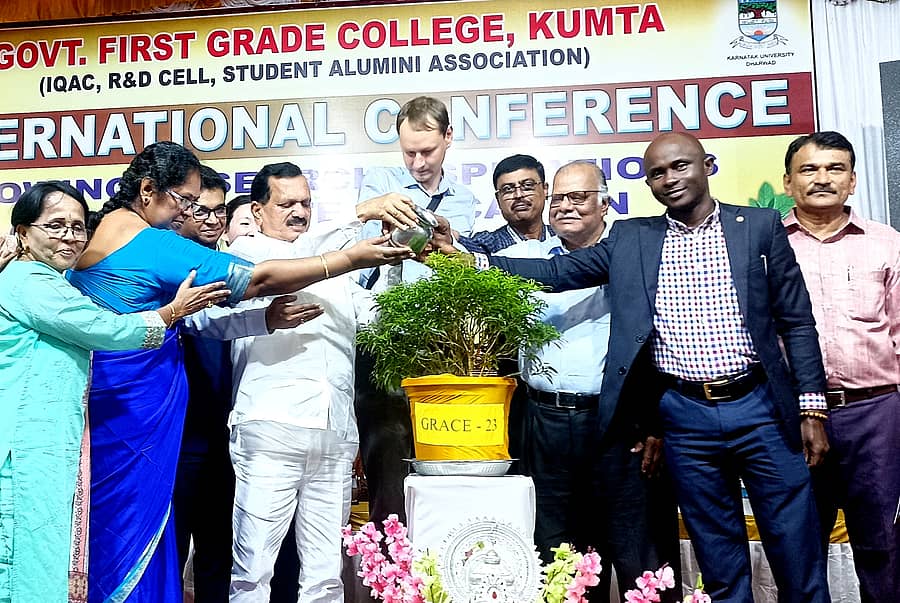 ಕುಮಟಾದ ಸರ್ಕಾರಿ ಪದವಿ ಕಾಲೇಜಿನಲ್ಲಿ ಆಯೋಜಿಸಿದ್ದ ಎರಡು ದಿನದ ಅಂತರರಾಷ್ಟ್ರೀಯ ಸಮ್ಮೇಳನ ಕಾರ್ಯಕ್ರಮವನ್ನು ಶಾಸಕ ದಿನಕರ ಶೆಟ್ಟಿ ಉದ್ಘಾಟಿಸಿದರು