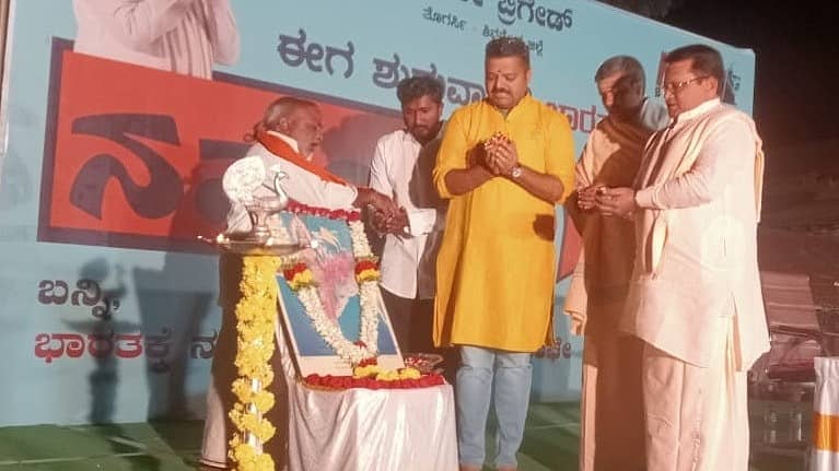 ಶಿರಾಳಕೊಪ್ಪ ಸಮೀಪದ ತೊಗರ್ಸಿಯಲ್ಲಿ ನಡೆದ ‘ನಮೋ ಭಾರತ’ ಕಾರ್ಯಕ್ರಮದಲ್ಲಿ ಭಾರತ ಮಾತೆಗೆ ಚಕ್ರವರ್ತಿ ಸೂಲಿಬೆಲೆ ಪುಷ್ಪನಮನ ಸಲ್ಲಿಸಿದರು