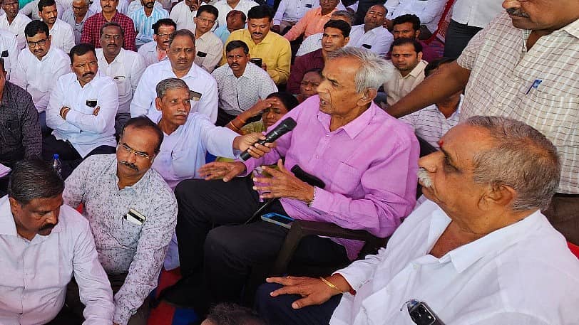 <div class="paragraphs"><p>ಬೆಳಗಾವಿ ತಾಲ್ಲೂಕಿನ ಹಲಗಾದ ಸುವರ್ಣ ಗಾರ್ಡನ್‌ ಬಳಿ ಇರುವ ವೇದಿಕೆಯಲ್ಲಿ ಜಿಲ್ಲಾ ಕಾರ್ಯನಿರತ ಗುತ್ತಿಗೆದಾರರ ಸಂಘದವರು ಗುರುವಾರ ಪ್ರತಿಭಟನೆ ನಡೆಸಿದರು.</p></div>