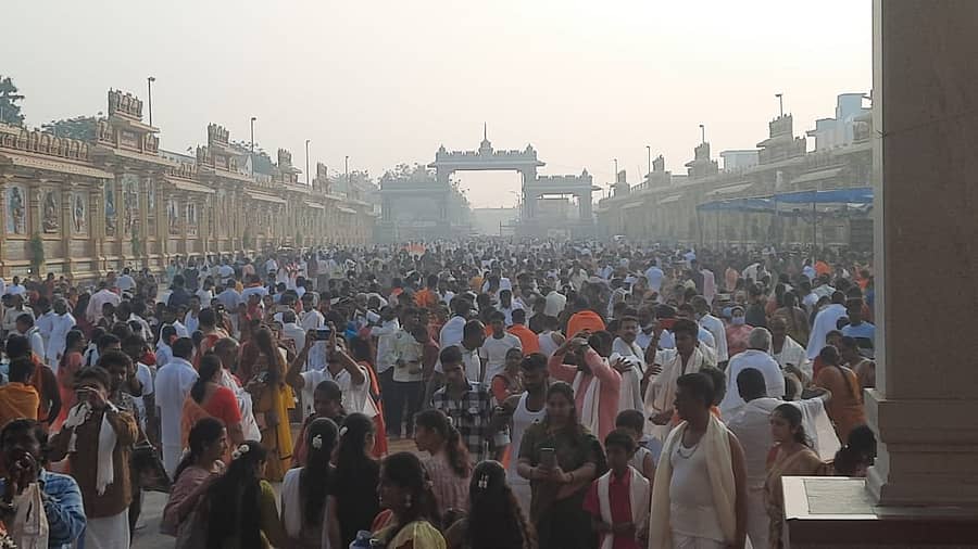 ಸಾಲು ರಜೆಯ ಹಿನ್ನಲೆಯಲ್ಲಿ ಭಾನುವಾರ ಮಂತ್ರಾಲಯಕ್ಕೆ ಹರಿದು ಬಂದ ಭಕ್ತರು