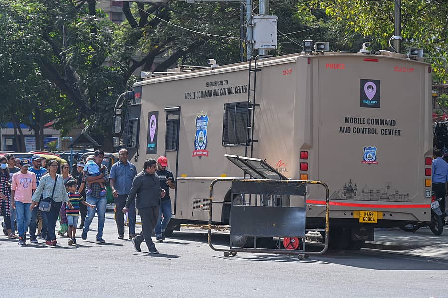 ಸುರಕ್ಷತೆಗಾಗಿ ಮೊಬೈಲ್ ಕಮಾಂಡೋ ವಾಹನ ಬಳಕೆ ಮಾಡಿಕೊಳ್ಳಲಾಗುತ್ತಿದೆ.