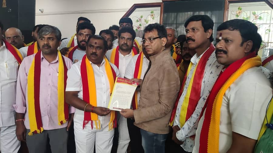 ವಾಣಿಜ್ಯ ಮಳಿಗೆಗಳ ನಾಮಫಲಕಗಳಲ್ಲಿ ಕಡ್ಡಾಯವಾಗಿ ಕನ್ನಡ ಬಳಸುವಂತೆ ಕ್ರಮ ಕೈಗೊಳ್ಳಬೇಕು ಎಂದು ಕರ್ನಾಟಕ ರಕ್ಷಣಾ ವೇದಿಕೆಯ ರಾಜ್ಯ ಘಟಕದ ಅಧ್ಯಕ್ಷ ನಾರಾಯಣ ಗೌಡ ಹಾಗೂ ಸದಸ್ಯರು ಬಿಬಿಎಂಪಿ ಮುಖ್ಯ ಆಯುಕ್ತ ತುಷಾರ್ ಗಿರಿನಾಥ್ ಅವರಿಗೆ ಮನವಿ ಸಲ್ಲಿಸಿದರು