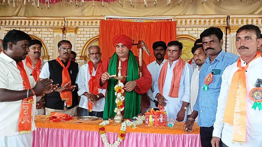 ಅರಳೇಶ್ವರ ಗ್ರಾಮದಲ್ಲಿ ಪಂಚಮಸಾಲಿ ಸಮಾಜದ ಗ್ರಾಮ ಘಟಕವನ್ನು ಕೂಡಲಸಂಗಮದ ಪಂಚಮಸಾಲಿ ಪೀಠದ ಬಸವಜಯ ಮೃತ್ಯುಂಜಯ ಸ್ವಾಮೀಜಿ ಉದ್ಘಾಟಿಸಿದರು