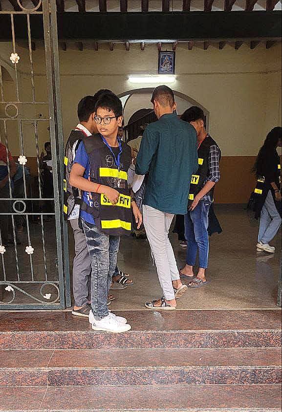 <div class="paragraphs"><p>ಕೆಪಿಎಸ್‌ಸಿ ಪರೀಕ್ಷೆಗೆ ಹಾಜರಾದ ಅಭ್ಯರ್ಥಿಗಳನ್ನು ತಪಾಸಣೆ ನಡೆಸಿದ ಈ ಚಿತ್ರವನ್ನು ಸಾಮಾಜಿಕ ಮಾಧ್ಯಮ ಎಕ್ಸ್‌ನಲ್ಲಿರುವ ತನ್ನ ಅಧಿಕೃತ ಖಾತೆಯಲ್ಲಿ&nbsp;ಎಕೆಎಸ್‌ಎಸ್‌ಎ ಹಂಚಿಕೊಂಡಿದೆ</p></div>