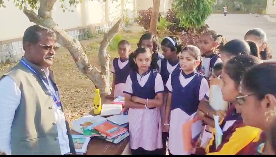 ಶಿಗ್ಗಾವಿ ತಾಲ್ಲೂಕಿನ ಗಂಜೀಗಟ್ಟಿ ಮೊರಾರ್ಜಿ ವಸತಿ ಶಾಲೆಗೆ ಶುಕ್ರವಾರ ರಾಜ್ಯ ಮಕ್ಕಳ ಹಕ್ಕುಗಳ ರಕ್ಷಣಾ ಆಯೋಗದ ಸದಸ್ಯ ಶೇಖರಗೌಡ ರಾಮತ್ನಾಳ ಭೇಟಿ ನೀಡಿ, ಮಕ್ಕಳ ಅಹವಾಲು ಆಲಿಸಿದರು