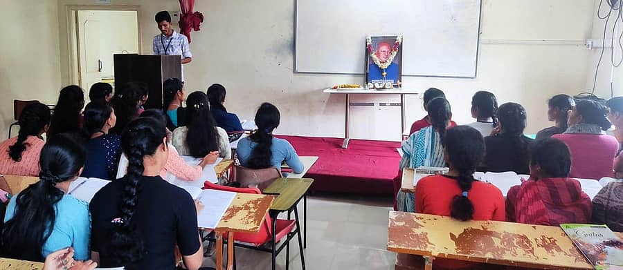 ಮಾಗಡಿ ತಾಲ್ಲೂಕಿನ ಸೋಲೂರಿನ ಆರ್‌.ಎಲ್‌.ಜಾಲಪ್ಪ ಅಕಾಡೆಮಿಯಲ್ಲಿ ಆರ್‌.ಎಲ್‌.ಜಾಲಪ್ಪ ಪುಣ್ಯಸ್ಮರಣೆ ನಡೆಯಿತು. ವ್ಯವಸ್ಥಾಪಕ ಚಿದಾನಂದ್‌ ಮಾತನಾಡಿದರು.