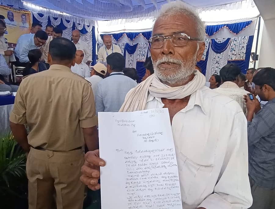 ಶಿರಾ ತಾಲ್ಲೂಕಿನ ಚಿಕ್ಕನಕೋಟೆ ಗ್ರಾಮದ ರೈತ ಜಯರಾಮಪ್ಪ ಅವರು ರೈತರ ಮಕ್ಕಳಿಗೆ ಹೆಣ್ಣು ಕೊಡ್ಸಿ ಎಂದು ಜಿಲ್ಲಾಧಿಕಾರಿಗಳಿಗೆ ಸಲ್ಲಿಸಲು ಸಿದ್ದವಾಗಿರುವ ಮನವಿ ಪತ್ರ.