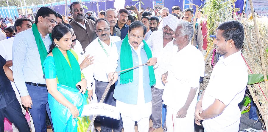 <div class="paragraphs"><p>ತುಮಕೂರಿನಲ್ಲಿ ಶನಿವಾರ ಕೃಷಿ ಇಲಾಖೆಯಿಂದ ಹಮ್ಮಿಕೊಂಡಿದ್ದ ಸಿರಿ ಧಾನ್ಯ ಹಬ್ಬದಲ್ಲಿ ಪ್ರದರ್ಶನಕ್ಕೆ ಇಟ್ಟಿದ್ದ ಕಬ್ಬಿಣದ ಊರು ಗೋಲನ್ನು ಜಿಲ್ಲಾ ಉಸ್ತುವಾರಿ ಸಚಿವ ಜಿ.ಪರಮೇಶ್ವರ ವೀಕ್ಷಿಸಿದರು. ಜಿಲ್ಲಾಧಿಕಾರಿ ಶುಭ ಕಲ್ಯಾಣ್, ಜಿ.ಪಂ ಸಿಇಒ ಜಿ.ಪ್ರಭು, ಕಾಂಗ್ರೆಸ್ ಜಿಲ್ಲಾ ಘಟಕದ ಅಧ್ಯಕ್ಷ ಜಿ.ಚಂದ್ರಶೇಖರಗೌಡ ಇತರರು ಉಪಸ್ಥಿತರಿದ್ದರು</p></div>