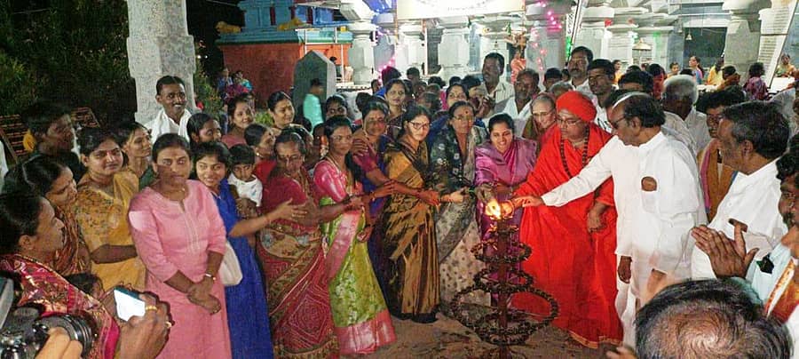 ವಡಗೇರಾ ತಾಲ್ಲೂಕಿನ ಕೃಷ್ಣವೇಣಿ ಭೀಮಾ ಸಂಗಮದ ಸಂಗಮೇಶ್ವರ ಮಠದಿಂದ ಹಮ್ಮಿಕೊಂಡಿದ್ದ ಕಾರ್ತಿಕ ಮಾಸದ ಶಿವ ದೀಪೋತ್ಸವಕ್ಕೆ ಪೀಠಾಧಿಪತಿ ಸಂಗಮೇಶ್ವರ ಸ್ವಾಮೀಜಿ ಹಾಗೂ ಇತರರು ಚಾಲನೆ ನೀಡಿದರು
