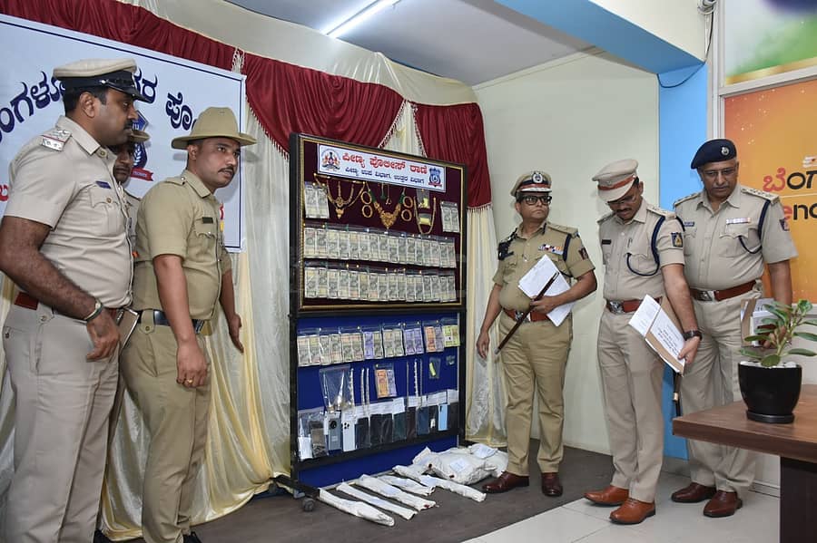 <div class="paragraphs"><p>ಆರೋಪಿಗಳಿಂದ ಜಪ್ತಿ ಮಾಡಲಾದ ಚಿನ್ನಾಭರಣ, ನಗದು ಹಾಗೂ ಇತರೆ ವಸ್ತುಗಳನ್ನು ಪೊಲೀಸ್ ಕಮಿಷನರ್ ಬಿ. ದಯಾನಂದ್ ವೀಕ್ಷಿಸಿದರು. (ಎಡದಿಂದ) ಇನ್‌ಸ್ಪೆಕ್ಟರ್ ಎಂ.ಎಸ್. ಅನಿಲ್‌ಕುಮಾರ್, ಡಿಸಿಪಿ ಸೈದುಲು ಅಡಾವತ್ ಹಾಗೂ ಎಸಿಪಿ ಸದಾನಂದ ತಿಪ್ಪಣ್ಣನವರ ಇದ್ದರು.</p></div>