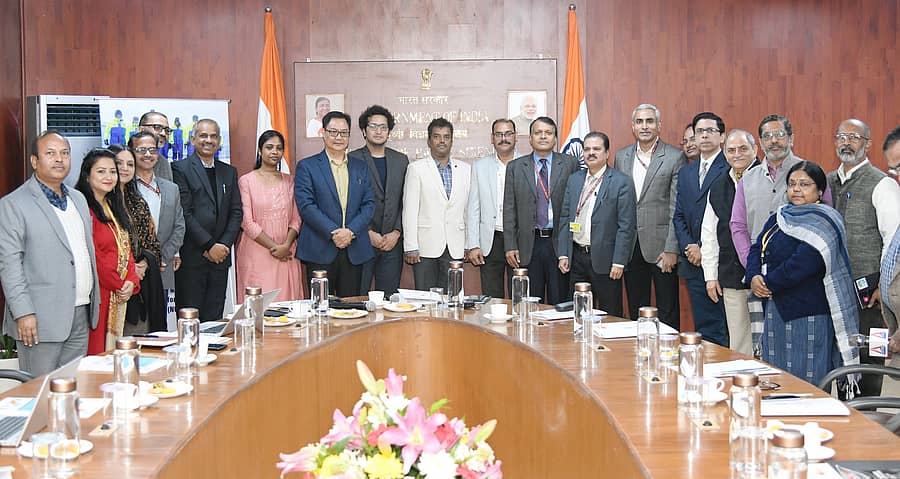 ಕೇಂದ್ರ ಭೂ ವಿಜ್ಞಾನ ಸಚಿವ ಕಿರಣ್ ರಿಜಿಜು ಅವರು ಭಾರತೀಯ ವಿಜ್ಞಾನಿಗಳ ತಂಡವನ್ನು ಸೋಮವಾರ ಬೀಳ್ಕೊಟ್ಟರು.