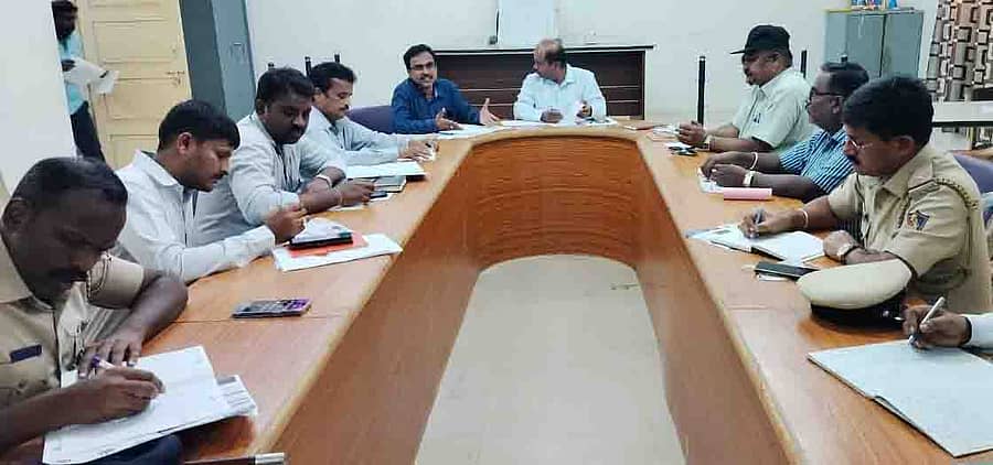 ಹಿರಿಯೂರಿನಲ್ಲಿ ಶುಕ್ರವಾರ ತಹಶೀಲ್ದಾರ್ ರಾಜೇಶ್ ಕುಮಾರ್ ಅಧ್ಯಕ್ಷತೆಯಲ್ಲಿ ತಾಲ್ಲೂಕು ಮಟ್ಟದ ಅಧಿಕಾರಿಗಳ ಸಭೆ ನಡೆಯಿತು