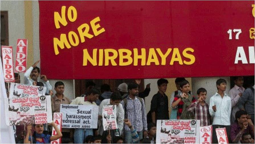 <div class="paragraphs"><p>ನಿರ್ಭಯಾ ಅತ್ಯಾಚಾರ ಪ್ರಕರಣದ ನೆನಪಿನ ದಿನದಂದು ವಿವಿಧ ಸಂಘಟನೆಗಳು ಅಪರಾಧ ಪ್ರಕರಣಗಳ ವಿರುದ್ಧ ಪ್ರತಿಭಟನೆ ನಡೆಸಿದರು.</p></div>