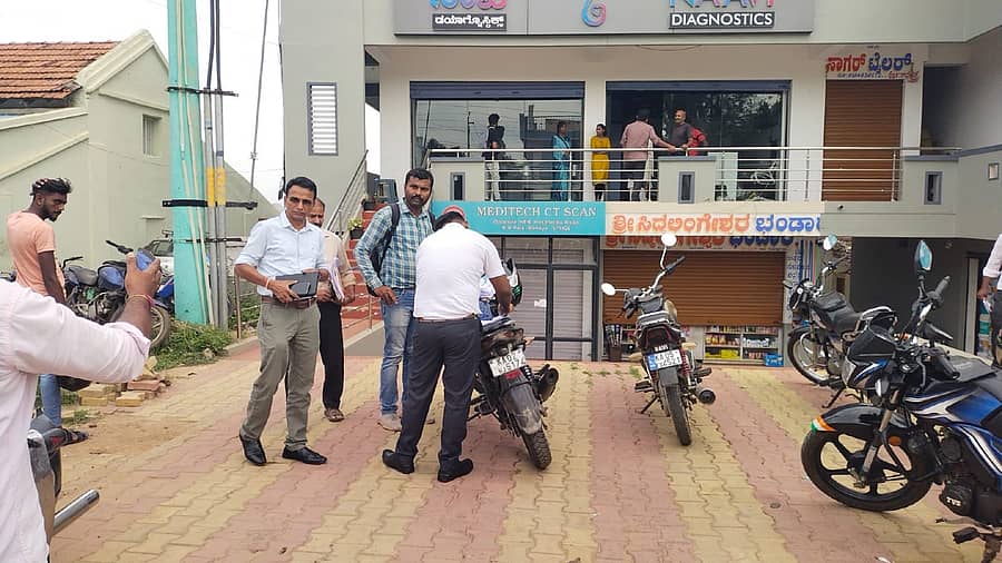 <div class="paragraphs"><p>ಉಪ ವಿಭಾಗಾಧಿಕಾರಿ ನಂದೀಶ್ ಹಾಗೂ ಜಿಲ್ಲಾ ಕುಟುಂಬ ಕಲ್ಯಾಣ ಅಧಿಕಾರಿ ಡಾ. ವೆಂಕಟಸ್ವಾಮಿ ನೇತೃತ್ವದ ತಂಡವು ಮಂಗಳವಾರ <strong>ಕೆ.ಆರ್.ಪೇಟೆ</strong> ಸ್ಕ್ಯಾನಿಂಗ್ ಕೇಂದ್ರಗಳಲ್ಲಿ ತಪಾಸಣೆ ನಡೆಸಿತು.</p></div>