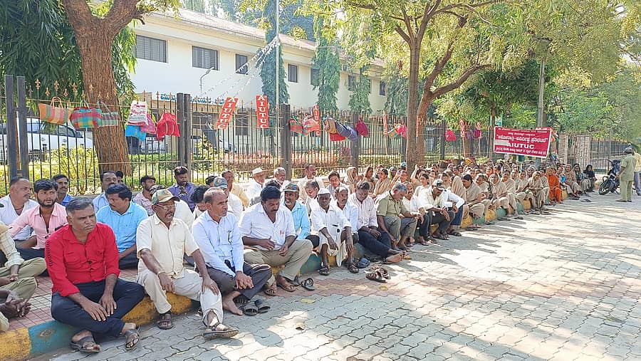 ಆಲಮಟ್ಟಿಯ ಮುಖ್ಯ ಎಂಜಿನಿಯರ್ ಕಚೇರಿ ಎದುರು ಉದ್ಯಾನದ ಅರಣ್ಯ ಇಲಾಖೆಯ ಕಾರ್ಮಿಕರು ಮಂಗಳವಾರ ಪ್ರತಿಭಟನೆ ನಡೆಸಿದರು