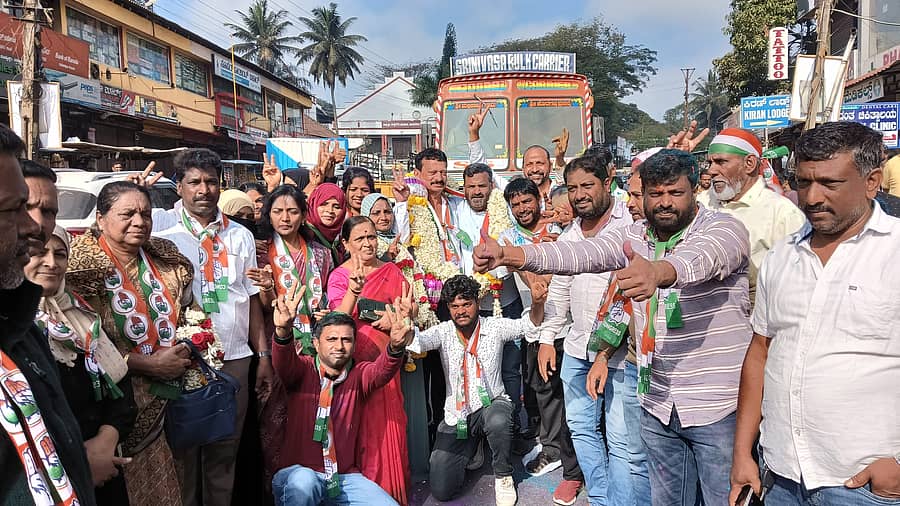 ಸಕಲೇಶಪುರದ ಪುರಸಭೆ ವಾರ್ಡ್ ನಂ.7ರ ಉಪ ಚುನಾವಣೆಯಲ್ಲಿ ಕಾಂಗ್ರೆಸ್ ಅಭ್ಯರ್ಥಿ ರೇಷ್ಮಾಬಾನು ಗೆಲುವಿಗೆ ಕಾಂಗ್ರೆಸ್ ಮುಖಂಡರು ಹಾಗೂ ಕಾರ್ಯಕರ್ತರು ಶನಿವಾರ ವಿಜಯೋತ್ಸವ ಆಚರಿಸಿದರು. ಬ್ಲಾಕ್ ಕಾಂಗ್ರೆಸ್ ಅಧ್ಯಕ್ಷ ಬೈರಮುಡಿ ಚಂದ್ರು ಪಾಲ್ಗೊಂಡಿದ್ದರು