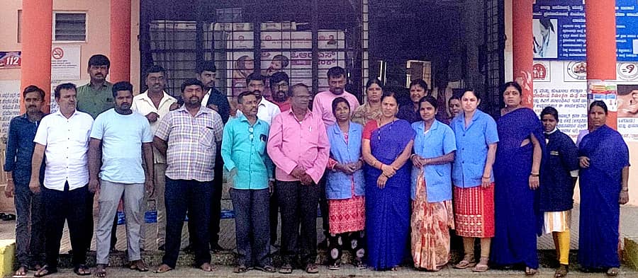 ಹರಿಹರ: ಬಾಕಿ ವೇತನ ಪಾವತಿಗೆ ಆಗ್ರಹಿಸಿ ಹರಿಹರದ ಸಾರ್ವಜನಿಕ ಆಸ್ಪತ್ರೆಯ ಮುಂಭಾಗದಲ್ಲಿ ಸೋಮವಾರ ಗುತ್ತಿಗೆ ಆಧಾರಿತ ದಿನಗೂಲಿ ಕಾರ್ಮಿಕರು ಧರಣಿ ನಡೆಸಿದರು.