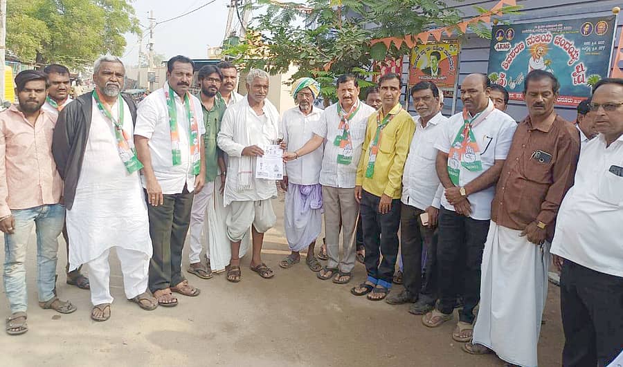 ಸಿಂಧನೂರಿನ ವಾರ್ಡ್ ಸಂಖ್ಯೆ–22 ರಲ್ಲಿ ಆರ್ಡಿಸಿಸಿ ಬ್ಯಾಂಕ್ ಮಾಜಿ ಅಧ್ಯಕ್ಷ ಪಂಪನಗೌಡ ಬಾದರ್ಲಿ ನೇತೃತ್ವದಲ್ಲಿ ಮನೆ-ಮನೆಗೆ ತೆರಳಿ ಕರಪತ್ರ ನೀಡಿ ಕಾಂಗ್ರೆಸ್ ಅಭ್ಯರ್ಥಿ ಪರ ಮತಯಾಚನೆ ಮಾಡಲಾಯಿತು